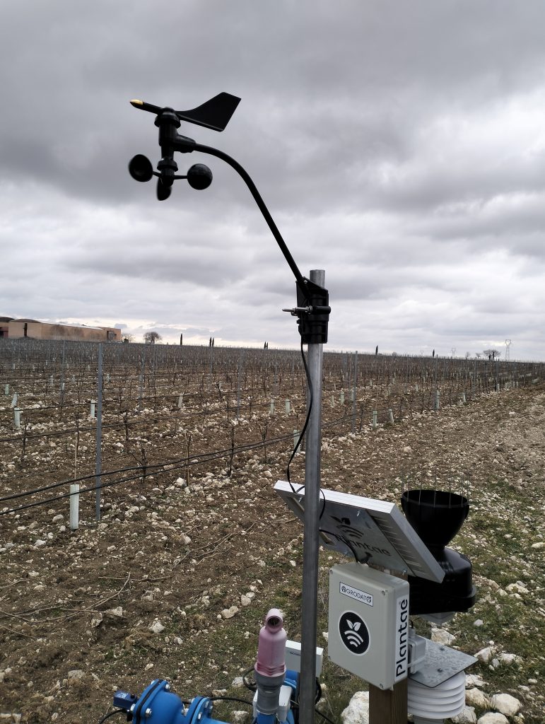 Anemómetro con placa solar y estación Meteo
