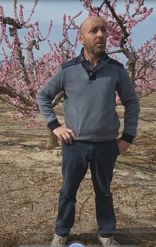 Agricultor que optimiza el riego con sondas Plantae