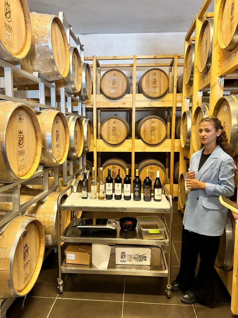 Visita a unas bodegas en Albania