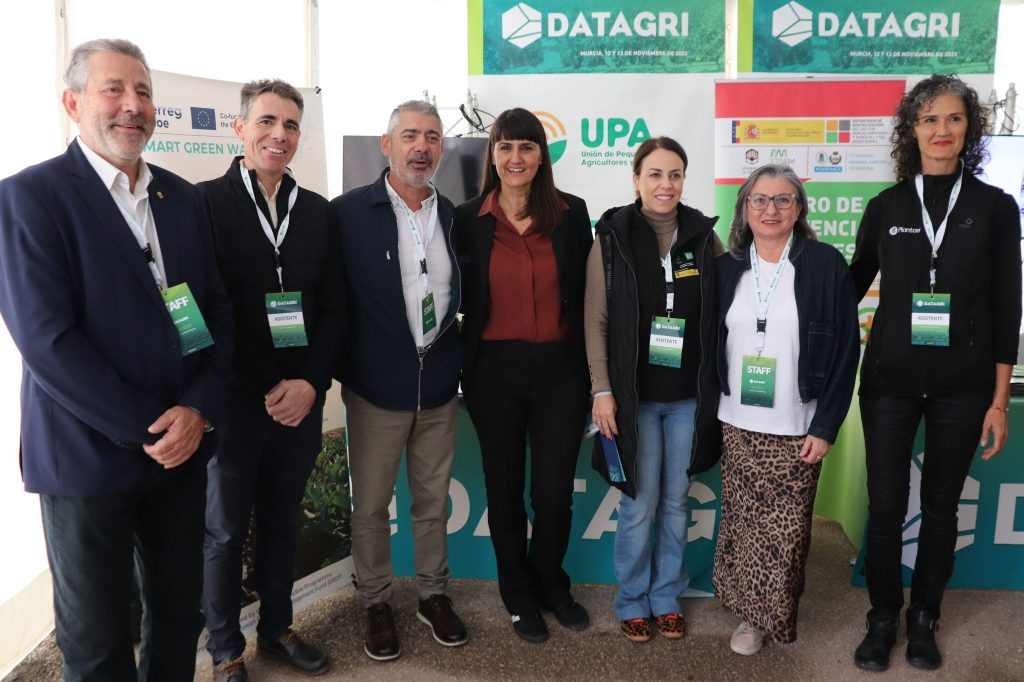 Representante de Plantae, Esperanza Pinilla con componentes de la directiva de UPA Murcia y María González, Secretaria de Estado de Digitalización e Inteligencia Artificial, Gobierno de España.